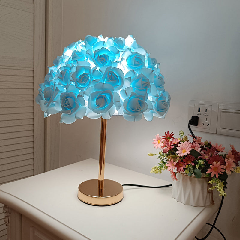 Lampe de table moderne Art Déco en métal et PVC en forme de rose à 1 lumière pour chambre et salon 
