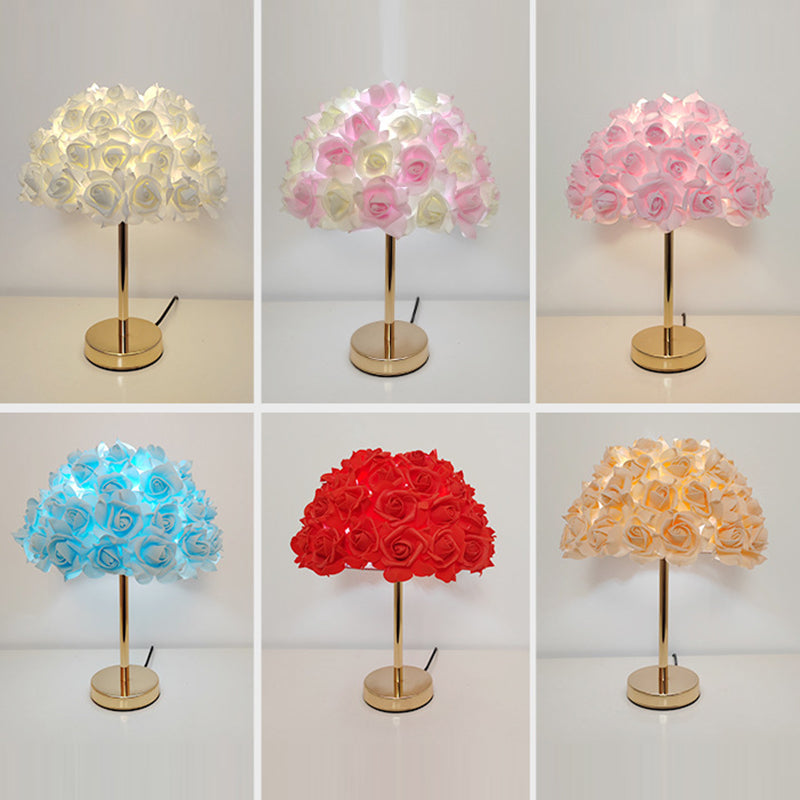 Lampe de table moderne Art Déco en métal et PVC en forme de rose à 1 lumière pour chambre et salon 