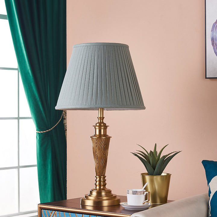 Traditionelle rustikale Tischlampe aus Messing und Stoff mit rundem 1-Licht für Schlafzimmer & Wohnzimmer 