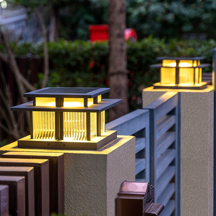 Lumière extérieure LED carrée moderne minimaliste en acier inoxydable et verre avec design solaire et étanche pour cour, balcon et entrée 