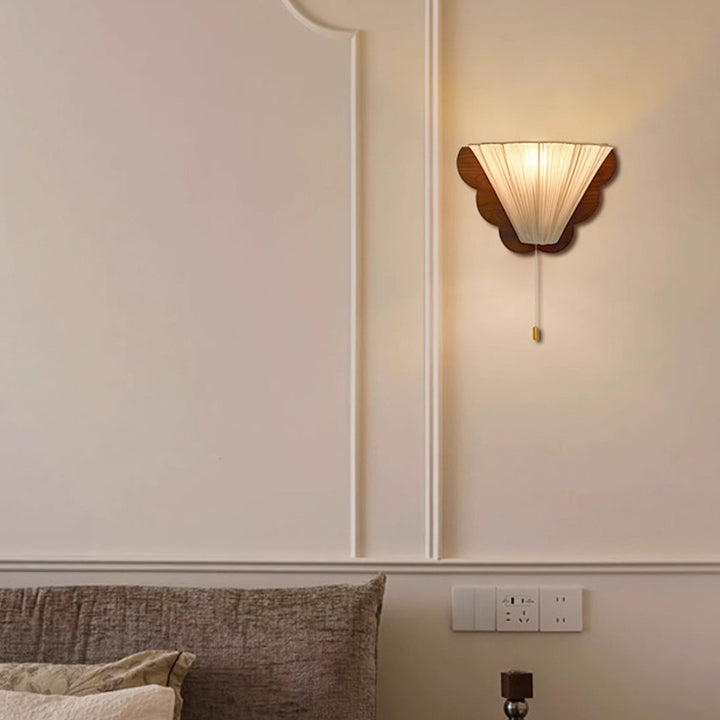 Traditionelle französische Holz- und Stoff-Wandlampe in Schmetterlingsform mit 1 Licht für Schlafzimmer & Wohnzimmer 