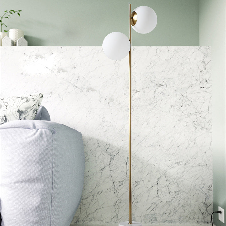 Zeitgenössische nordische Marmor-Metall- und Glas-Rund-Stehlampe mit 2 Lichtern für Wohnzimmer und Schlafzimmer 
