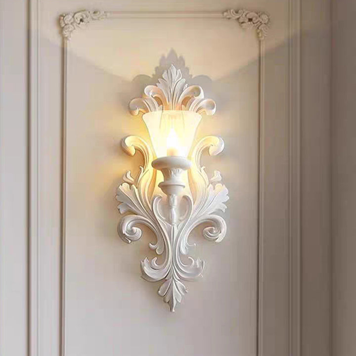 Traditionelle 1-flammige Wandleuchte im französischen Stil aus Harz und Glas mit geprägter Form und Metallbeschlägen für Wohnzimmer und Schlafzimmer 