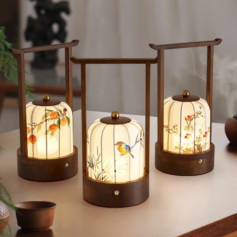 Lámpara de mesa LED con carga USB de tela, madera de roble, forma cilíndrica, diseño tradicional chino de flor de ciruelo, hojas de bambú y caqui, para salón y dormitorio 