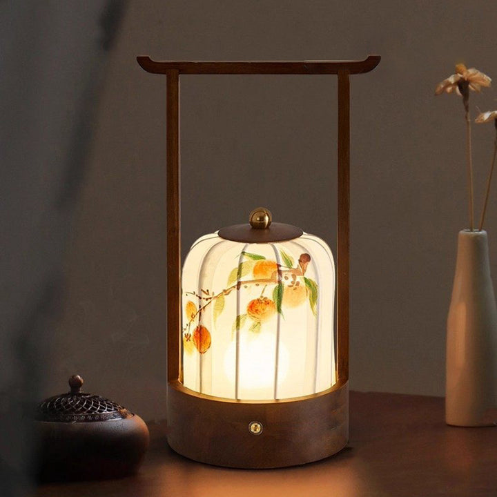 Lámpara de mesa LED con carga USB de tela, madera de roble, forma cilíndrica, diseño tradicional chino de flor de ciruelo, hojas de bambú y caqui, para salón y dormitorio 