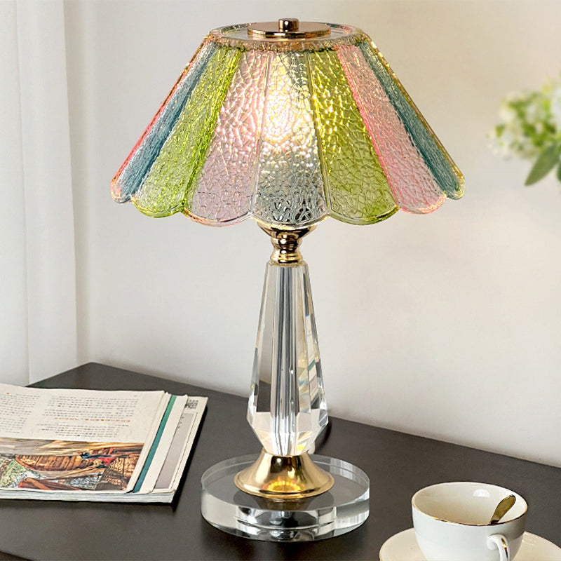 Traditionelle 1-flammige Tischlampe aus französischem Glas, Kristall und Legierung mit rundem Rüschendesign für das Schlafzimmer 