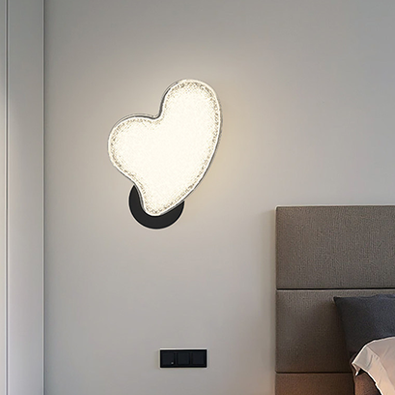 Moderne nordische LED-Wandleuchte in Herzform aus Acryl mit Metall für Wohnzimmer &amp; Schlafzimmer 