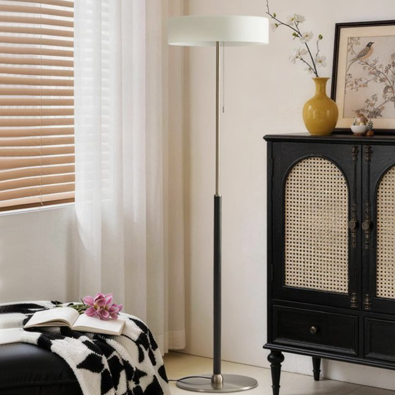 Moderne skandinavische Stehleuchte mit 3-flammigem Runddesign aus Eschenholz, Edelstahl, Aluminium und Glas für Wohnzimmer &amp; Schlafzimmer 