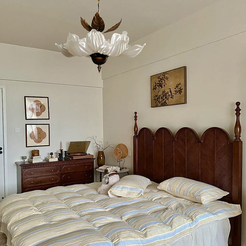 Lámpara colgante de 6 luces con pétalos de acrílico y metal de estilo francés tradicional para sala de estar y comedor 