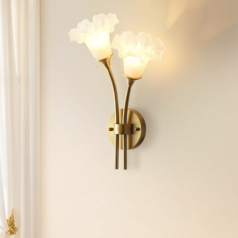 Traditionelle französische Glas-Messing-Blumenrunde 2-Licht-Wandleuchte für Schlafzimmer &amp; Wohnzimmer 