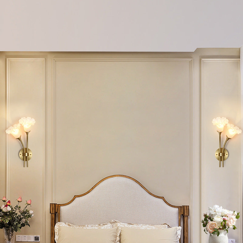 Traditionelle französische Glas-Messing-Blumenrunde 2-Licht-Wandleuchte für Schlafzimmer &amp; Wohnzimmer 