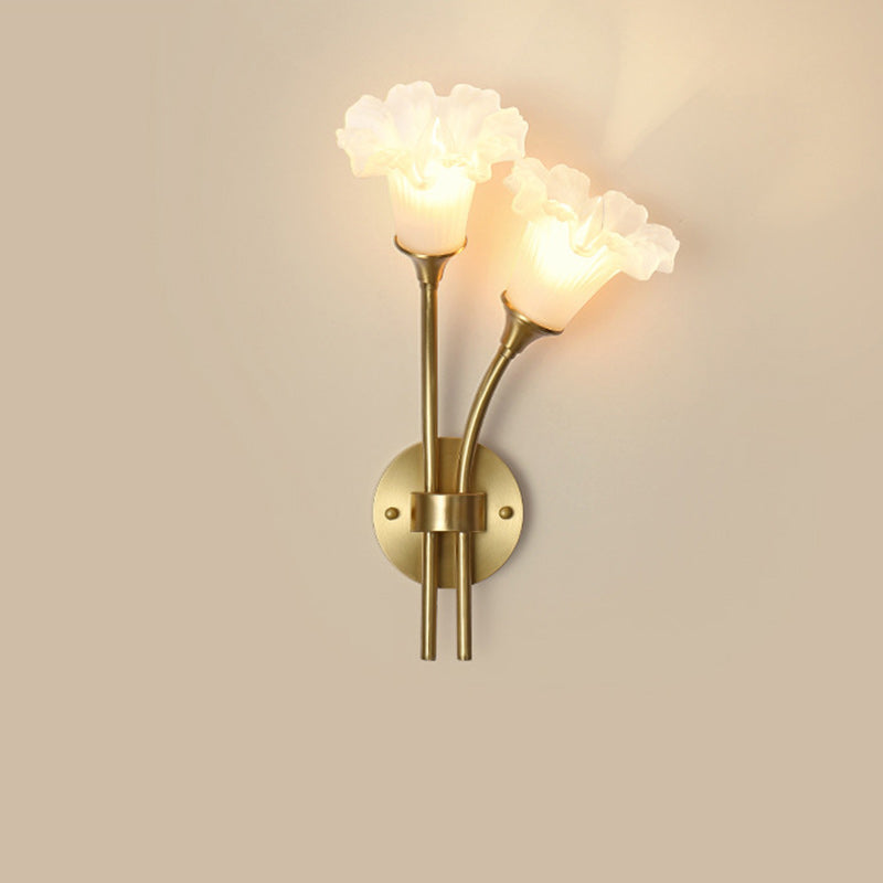Traditionelle französische Glas-Messing-Blumenrunde 2-Licht-Wandleuchte für Schlafzimmer &amp; Wohnzimmer 