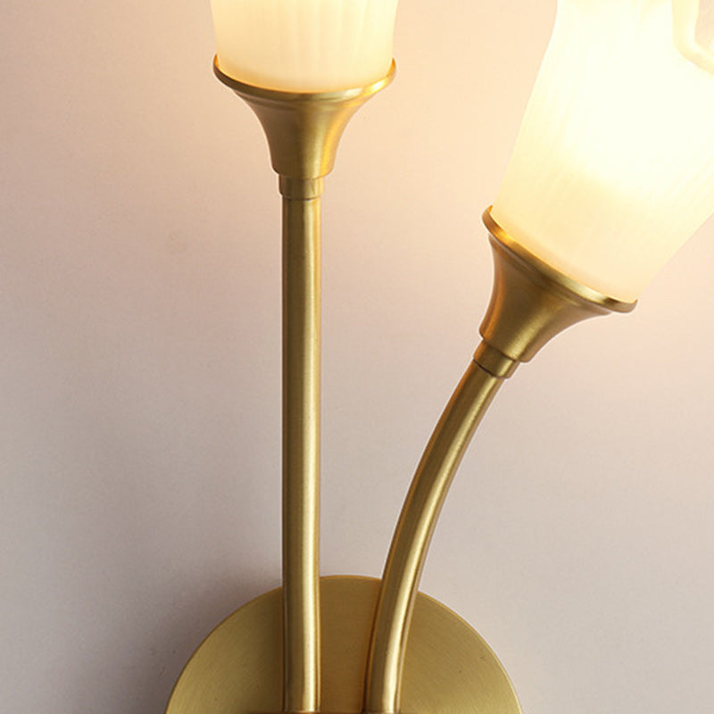 Traditionelle französische Glas-Messing-Blumenrunde 2-Licht-Wandleuchte für Schlafzimmer &amp; Wohnzimmer 
