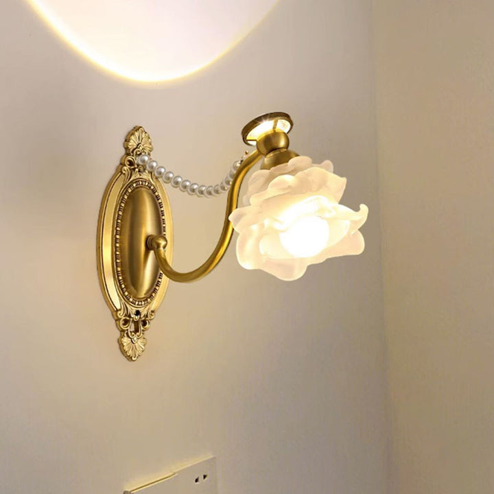 Traditionelle französische Glas-Faux-Perlen-Messing-Blumen-Oval-Gekrümmte 1-Licht-Wandleuchte für Schlafzimmer &amp; Wohnzimmer 