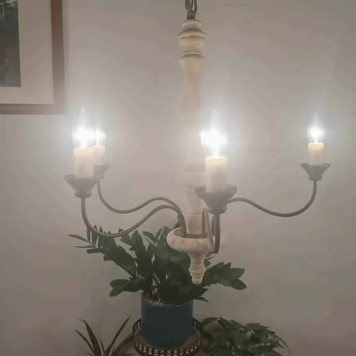 Traditioneller Bauernhaus Kronleuchter aus Holz und Eisen mit geschwungenen Ästen und fünf Lichtern für Wohnzimmer und Esszimmer 