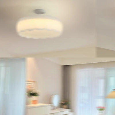 Zeitgenössische kreative Metall-PE-Rundwelle LED-Deckenleuchte für Schlafzimmer & Wohnzimmer 