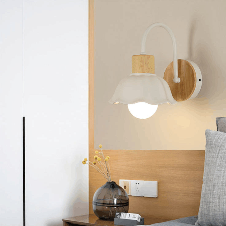 Lámpara de aplique de pared de 1 luz redonda de flores de vidrio cerámico acrílico escandinavo contemporáneo para dormitorio y sala de estar 