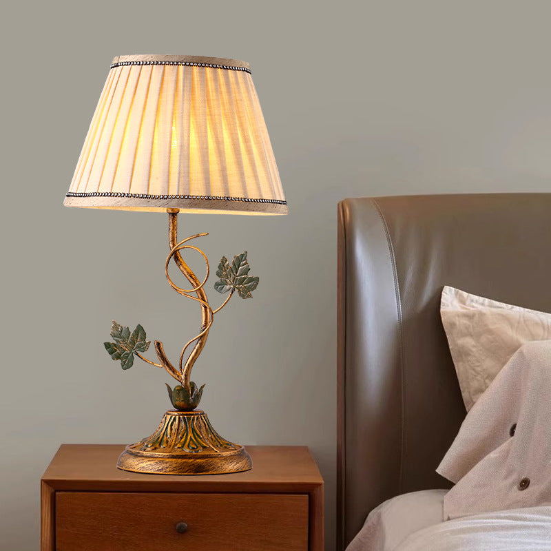 Lampe de table à 1 lumière en tissu de ferme traditionnelle avec feuille de fer courbée ronde pour chambre et salon 