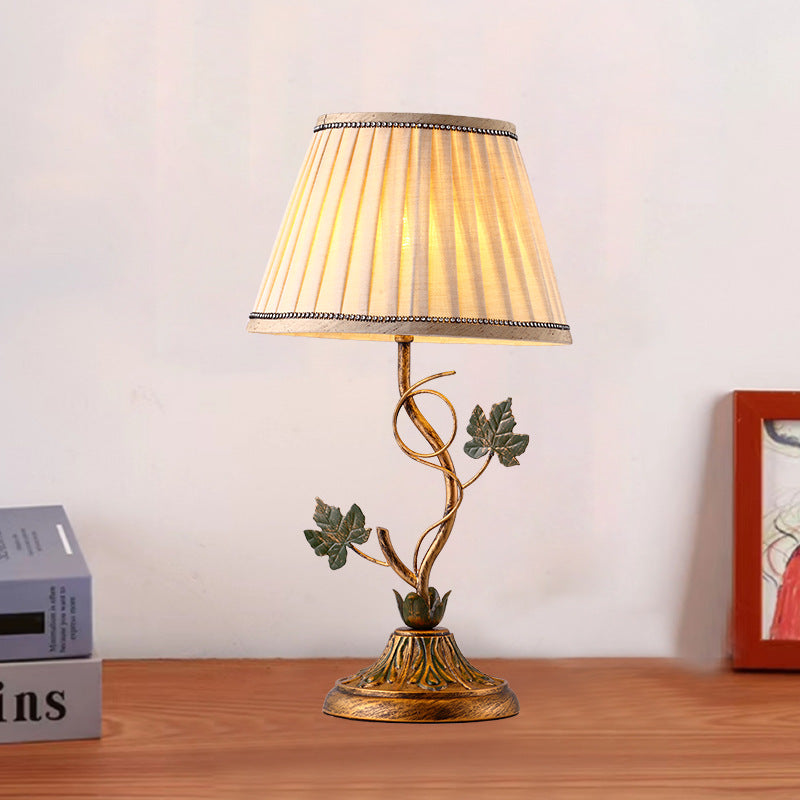 Lampe de table à 1 lumière en tissu de ferme traditionnelle avec feuille de fer courbée ronde pour chambre et salon 