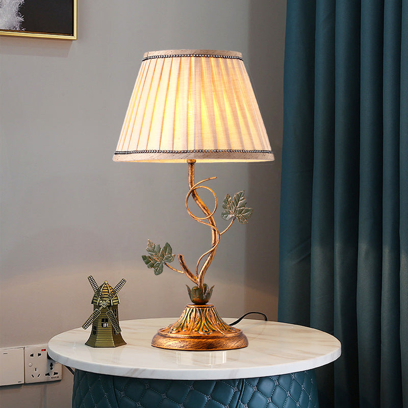 Lampe de table à 1 lumière en tissu de ferme traditionnelle avec feuille de fer courbée ronde pour chambre et salon 