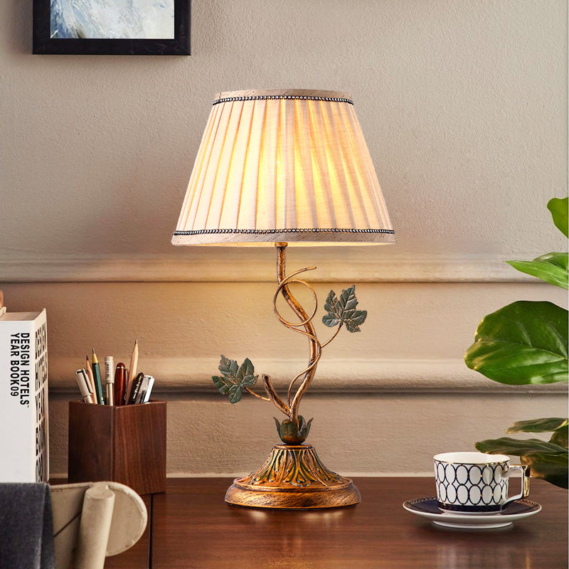 Lampe de table à 1 lumière en tissu de ferme traditionnelle avec feuille de fer courbée ronde pour chambre et salon 