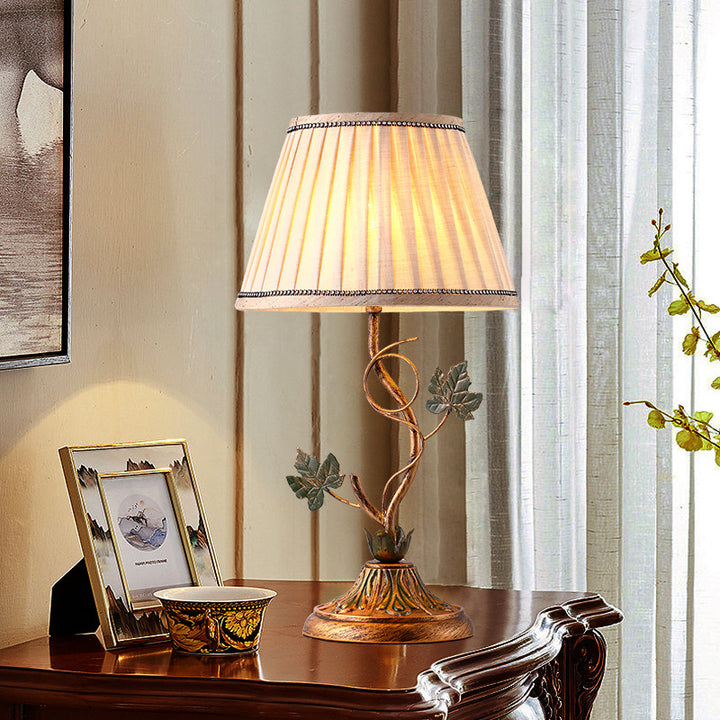 Lampe de table à 1 lumière en tissu de ferme traditionnelle avec feuille de fer courbée ronde pour chambre et salon 