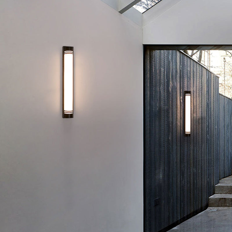 Moderne minimalistische Wandleuchte aus Acryl und Edelstahl mit rechteckigen Streifen und LED für den Außenbereich 