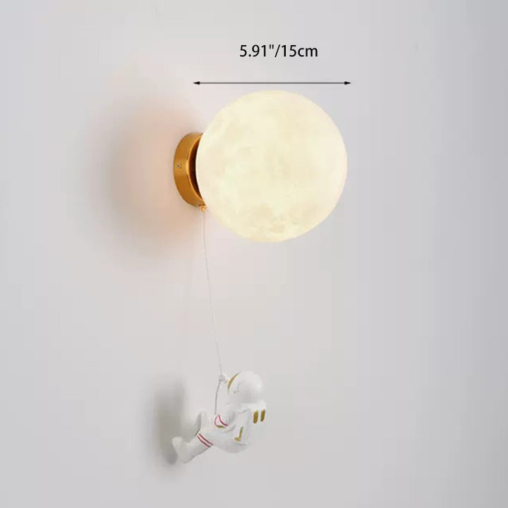 Lámpara de Aplique de Pared de 1 Luz con Diseño de Astronauta en Planeta de Resina PLA de Hierro Moderno Art Deco para Dormitorio y Sala de Estar 