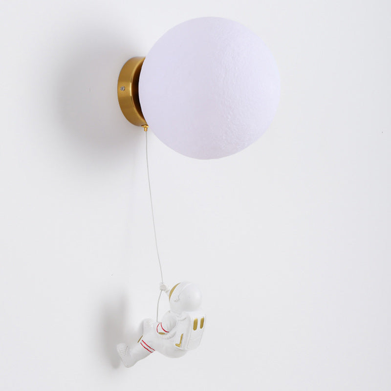 Moderne Art Deco PLA Harz Eisen Astronaut Planet Design 1-Licht Wandleuchte für Schlafzimmer & Wohnzimmer 