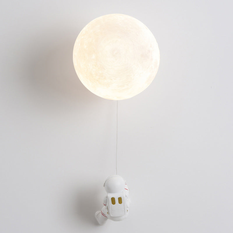 Moderne Art Deco PLA Harz Eisen Astronaut Planet Design 1-Licht Wandleuchte für Schlafzimmer & Wohnzimmer 
