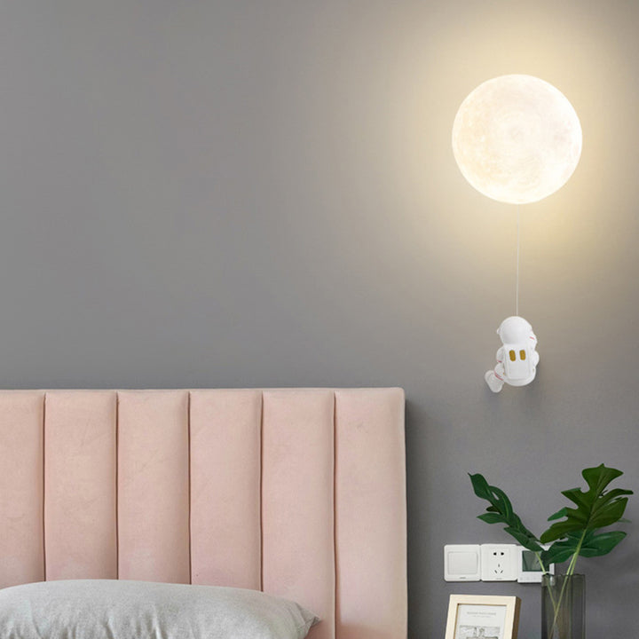 Lámpara de Aplique de Pared de 1 Luz con Diseño de Astronauta en Planeta de Resina PLA de Hierro Moderno Art Deco para Dormitorio y Sala de Estar 