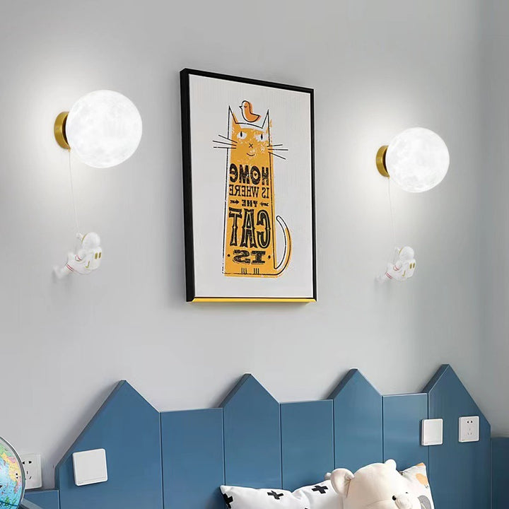 Lámpara de Aplique de Pared de 1 Luz con Diseño de Astronauta en Planeta de Resina PLA de Hierro Moderno Art Deco para Dormitorio y Sala de Estar 