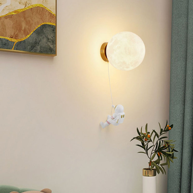Moderne Art Deco PLA Harz Eisen Astronaut Planet Design 1-Licht Wandleuchte für Schlafzimmer & Wohnzimmer 