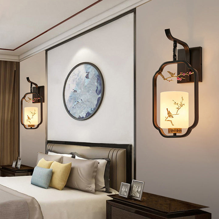 Lámpara de aplique de pared de 1 luz cilíndrica con patrón de pájaro floral de hierro y vidrio chino tradicional para dormitorio y sala de estar 