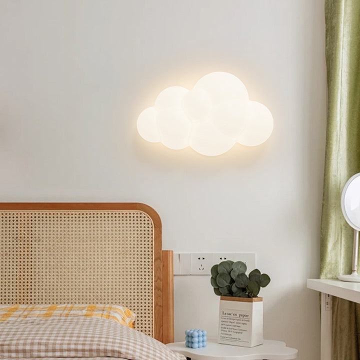 Applique murale LED en forme de nuage en fer créatif contemporain pour chambre à coucher et salon 
