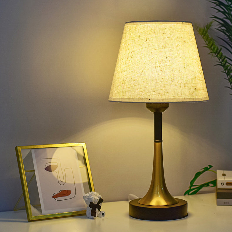 Zeitgenössische skandinavische Stoff-Metall-Ventilator-förmige runde Zylinder-LED-Tischlampe für das Schlafzimmer 