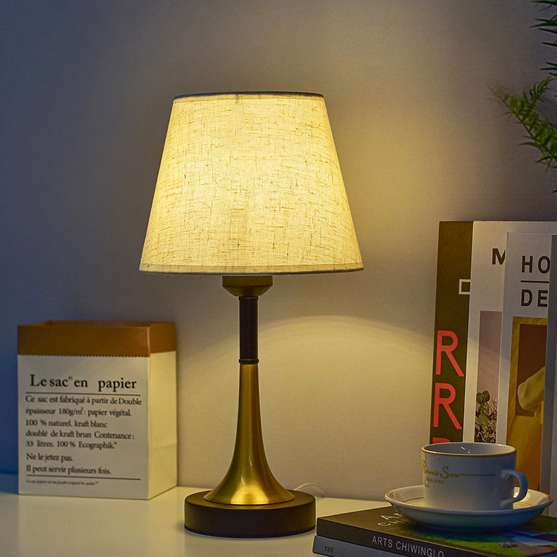 Zeitgenössische skandinavische Stoff-Metall-Ventilator-förmige runde Zylinder-LED-Tischlampe für das Schlafzimmer 