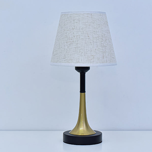 Zeitgenössische skandinavische Stoff-Metall-Ventilator-förmige runde Zylinder-LED-Tischlampe für das Schlafzimmer 
