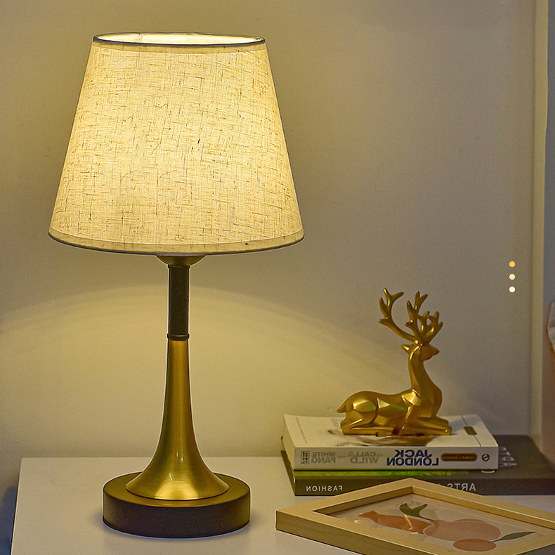 Zeitgenössische skandinavische Stoff-Metall-Ventilator-förmige runde Zylinder-LED-Tischlampe für das Schlafzimmer 