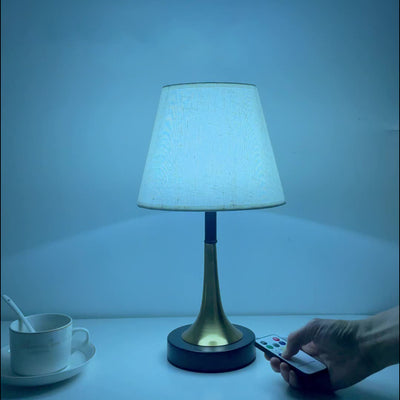 Zeitgenössische skandinavische Stoff-Metall-Ventilator-förmige runde Zylinder-LED-Tischlampe für das Schlafzimmer 