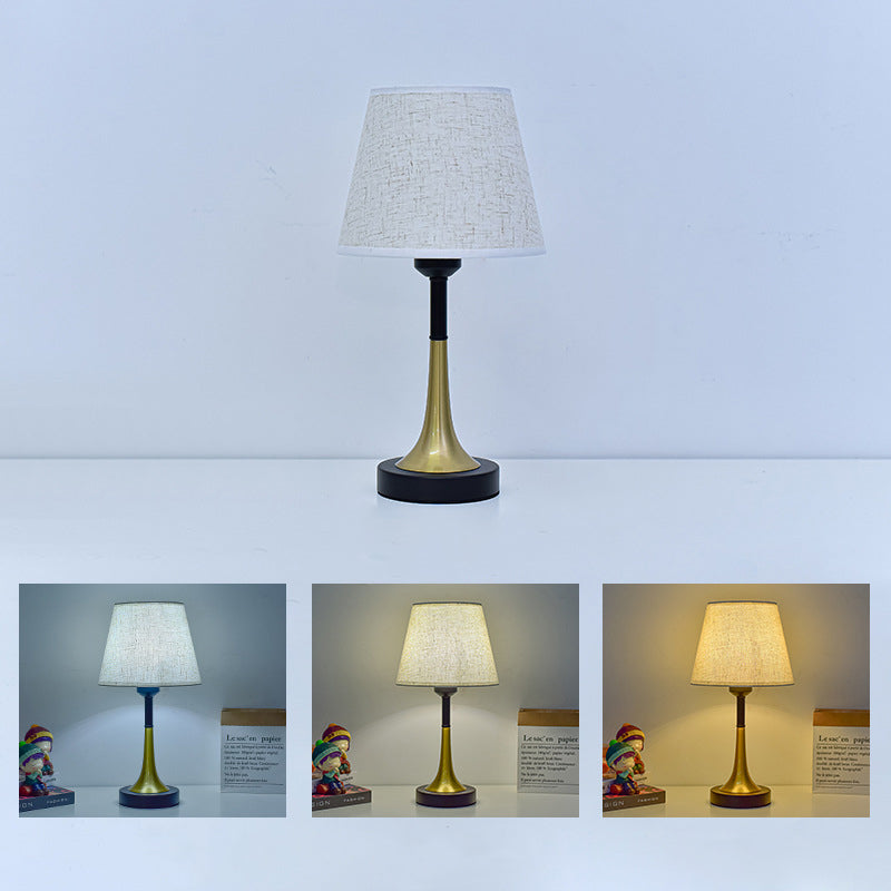 Zeitgenössische skandinavische Stoff-Metall-Ventilator-förmige runde Zylinder-LED-Tischlampe für das Schlafzimmer 