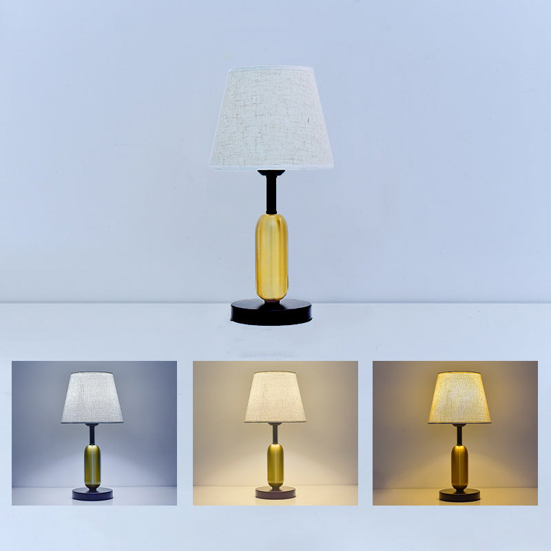 Zeitgenössische skandinavische Stoff-Metall-Ventilator-förmige runde Zylinder-LED-Tischlampe für das Schlafzimmer 