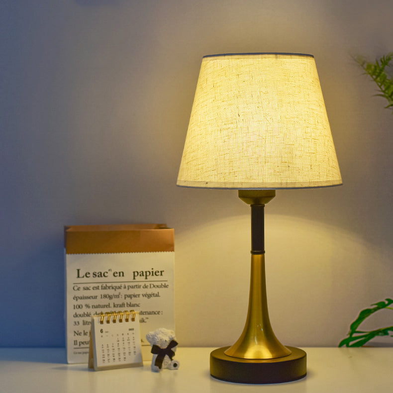 Zeitgenössische skandinavische Stoff-Metall-Ventilator-förmige runde Zylinder-LED-Tischlampe für das Schlafzimmer 