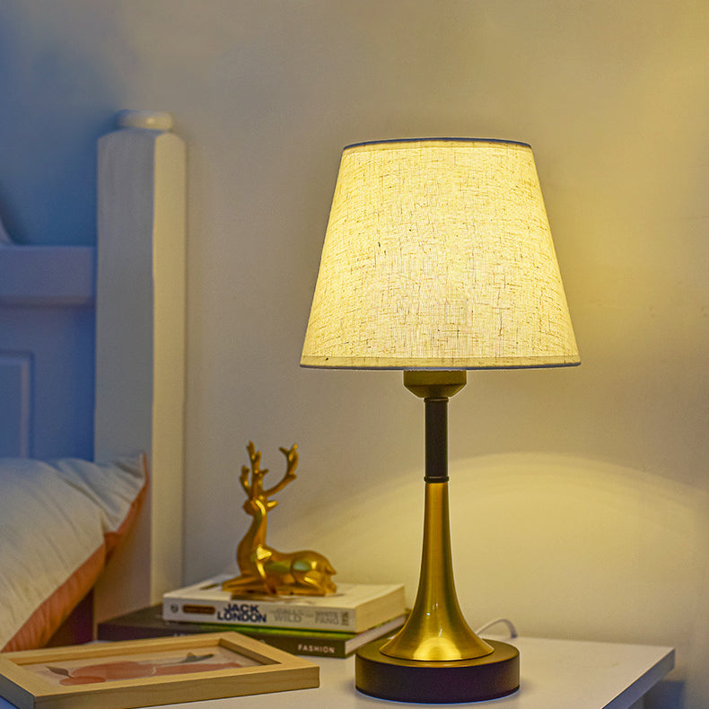 Zeitgenössische skandinavische Stoff-Metall-Ventilator-förmige runde Zylinder-LED-Tischlampe für das Schlafzimmer 