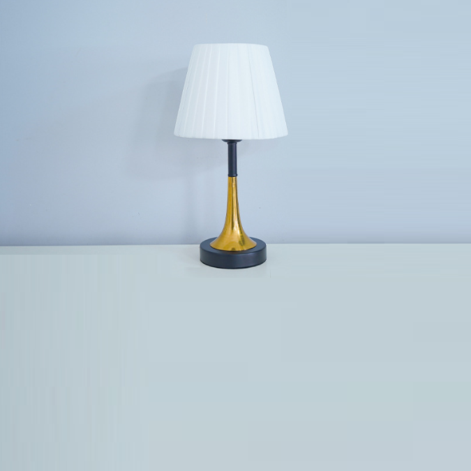 Zeitgenössische skandinavische Stoff-Metall-Ventilator-förmige runde Zylinder-LED-Tischlampe für das Schlafzimmer 