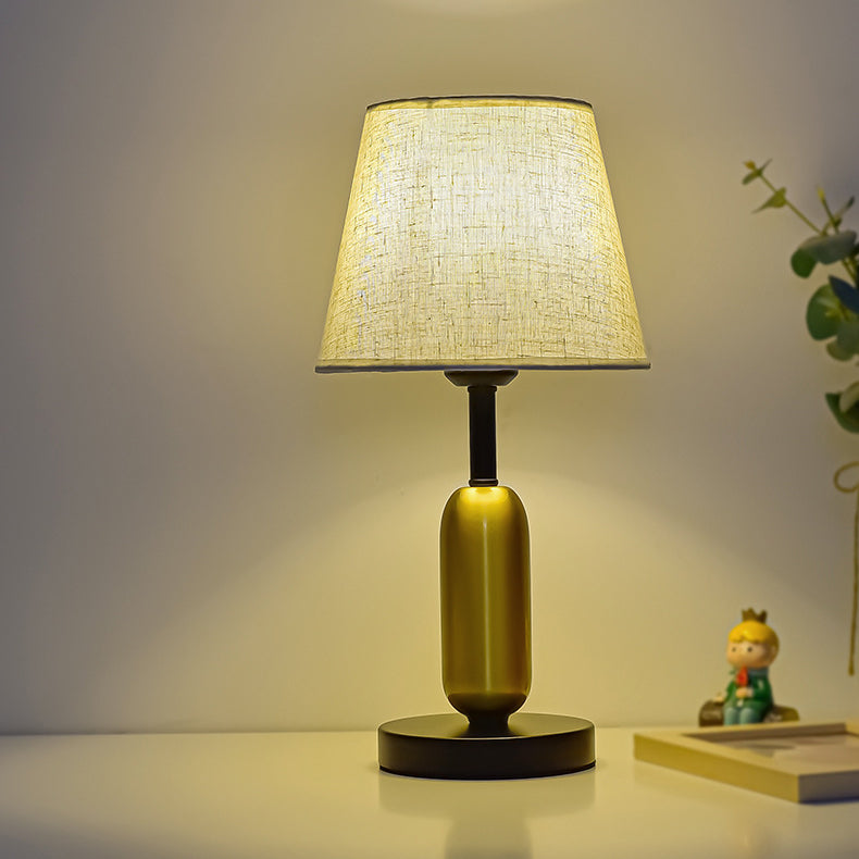 Zeitgenössische skandinavische Stoff-Metall-Ventilator-förmige runde Zylinder-LED-Tischlampe für das Schlafzimmer 