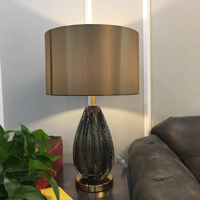 Zeitgenössische skandinavische Stoff Metall Kristall Oval Runde 1-Licht Tischlampe für das Schlafzimmer 