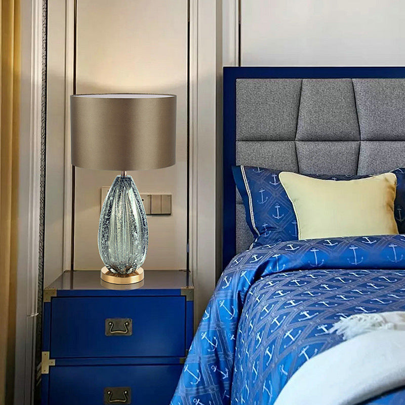 Zeitgenössische skandinavische Stoff Metall Kristall Oval Runde 1-Licht Tischlampe für das Schlafzimmer 