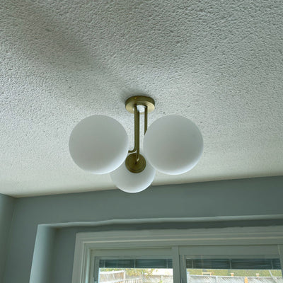 Zeitgenössische skandinavische Messing-Glas-Globus 3-Licht-Halbeinbau-Deckenleuchte für Schlafzimmer & Wohnzimmer 