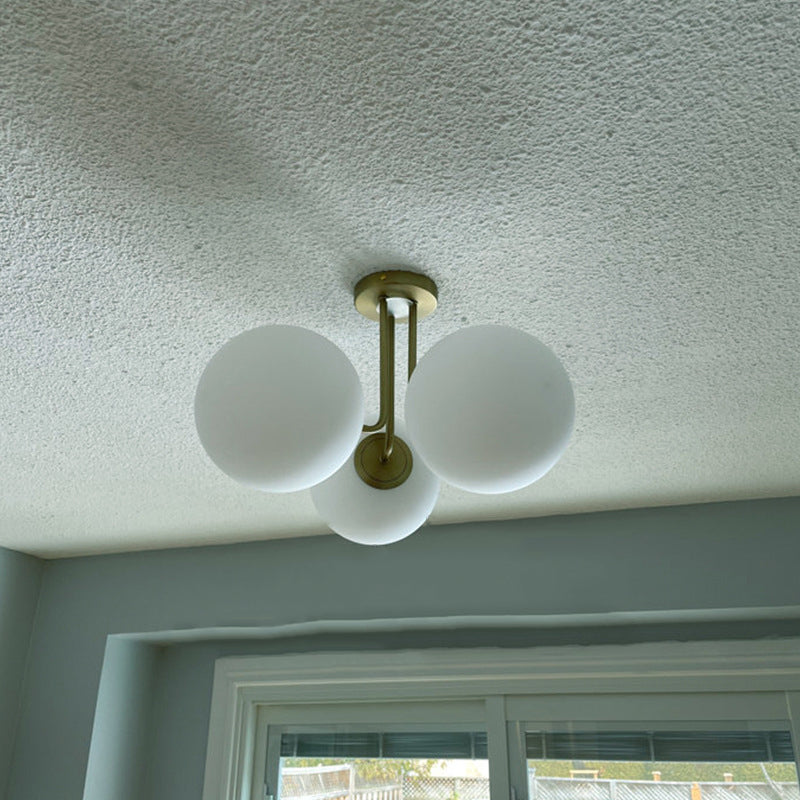 Zeitgenössische skandinavische Messing-Glas-Globus 3-Licht-Halbeinbau-Deckenleuchte für Schlafzimmer & Wohnzimmer 